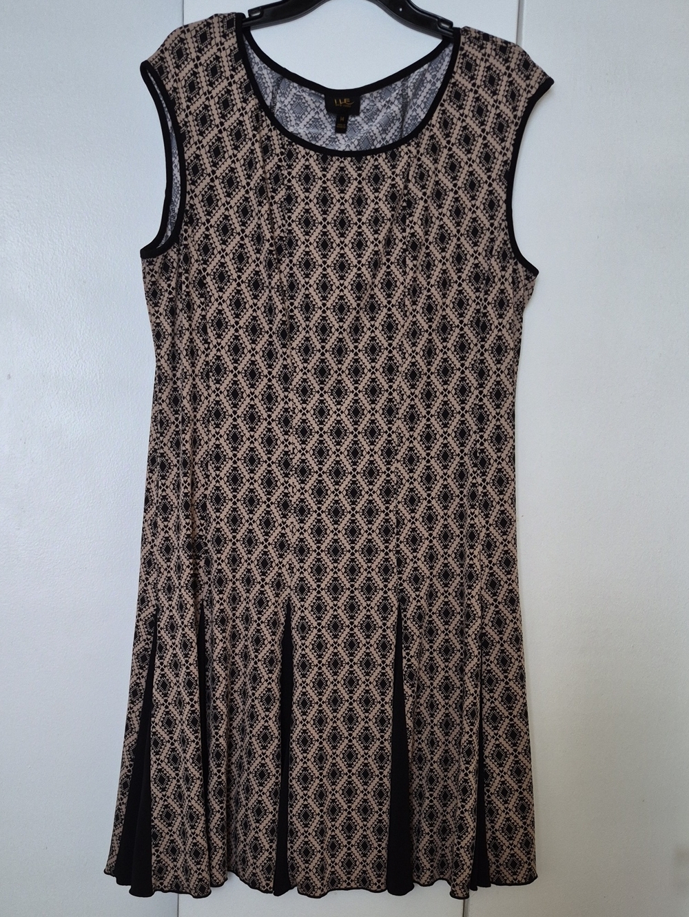 Sleevless Beige And Black Dress